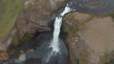 İzlanda 'daki Haifoss şelalesinin atlama manzarası. İzlanda 'nın en ünlü ve en yüksek şelalelerinden birinin tam üstünde, en ünlü seyahat yeri. Haifoss şelalesi. Doğada inanılmaz.