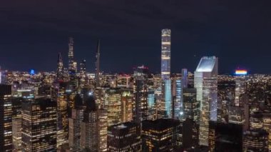 İleri doğru parlak bir dış görünüş ile yüksek ofis binasının etrafında uçar. Modern şehir merkezindeki gökdelenlerin gece sürati. Manhattan, New York City, ABD