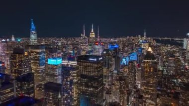 Aerial gece şehri hipervanesi. Şehir merkezindeki gökdelenlerin üzerinden uç. Time Meydanı 'ndaki reklamlardan parlayan ışık. Manhattan, New York City, ABD