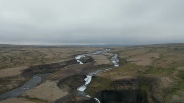 Widok drona rzeki Fossa płynącej w dolinie Landmannalaugar w południowej Islandii. Widok z góry na wodospad Haifoss, jeden z najbardziej znanych kaskady icelandyjskiej. Cel podróży. Piękno na ziemi — Wideo stockowe