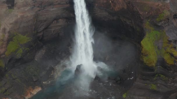 İzlanda dağlıklarında Fossa nehrine düşen Haifoss şelalesinin hava manzarası. Landmannalaugar vadisinde akan en önemli İzlanda çağlayanlarından birinin insansız hava aracı görüntüsü — Stok video