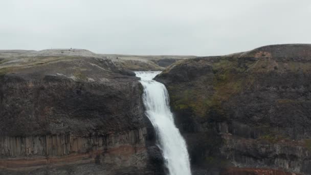 Drohne kreist um den Sprung des berühmten Haifoss-Wasserfalls im Süden Islands. Luftaufnahme des spektakulären berühmten Reiseziels Haifoss Kaskade. Schönheit auf Erden. Haifoss-Wasserfall — Stockvideo