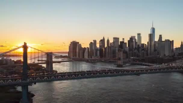 En pittoresk hyperlapse-film med flyg över stora kabelbroar vid romantisk solnedgång. En grupp moderna skyskrapor. Manhattan, New York City, USA — Stockvideo