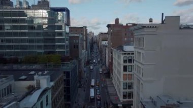 İleri, çok katlı evler arasında düz caddenin üzerinde uçar. Büyük şehirde binalar. Manhattan, New York City, ABD