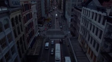 Şehir merkezinin yüksek açılı manzarası. Ön taraflar trafik ışıklarında bekleyen araba ve otobüslerin üzerinden uçar. Manhattan, New York City, ABD