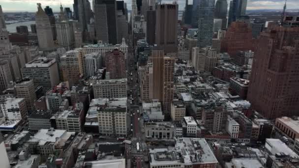 Flygbilder på höghus i centrum. Bred rak gata mellan skyskrapor. Manhattan, New York City, USA — Stockvideo