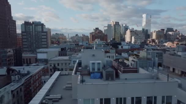 Suwak nad dachami budynku w mieście. Wielopiętrowy apartament lub domy handlowe w dzielnicy miejskiej. Manhattan, Nowy Jork, USA — Wideo stockowe