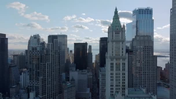 Adelante vuelan por el centro. Vista elevada de edificios históricos y modernos de gran altura. Manhattan, Nueva York, Estados Unidos — Vídeo de stock