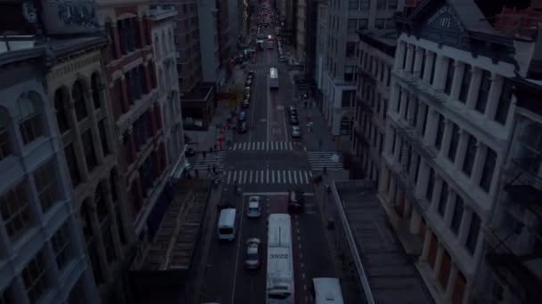 Vista de ángulo alto de la calle del centro. Adelante vuelan por encima de los coches y autobuses que esperan en los semáforos. Manhattan, Nueva York, Estados Unidos — Vídeo de stock