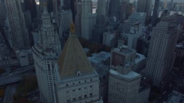 Manhattan Belediye Binası 'nın şehir merkezindeki hava manzarası. Belediye Binası Parkı 'nın çevresindeki yüksek binalar. Manhattan, New York City, ABD