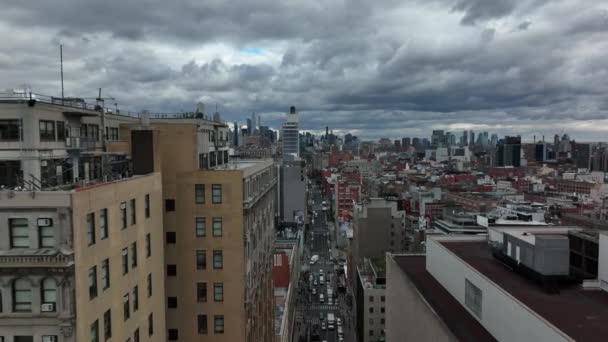 Adelante vuelan entre edificios altos. Revelando el panorama del centro contra el cielo dramático. Edificios altos modernos. Manhattan, Nueva York, Estados Unidos — Vídeo de stock