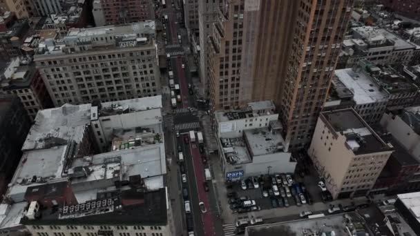 İleri, şehirdeki çok katlı apartmanların üzerinden uçuyor. Büyük şehirde geniş sokaklar. Manhattan, New York City, ABD — Stok video