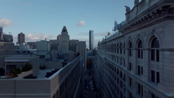 Fliegen Sie hoch über der Straße um das Dach eines mehrstöckigen Gebäudes. Die Enthüllung des großen Gebäudes des Strafgerichtshofs von Manhattan. Manhattan, New York City, USA — Stockvideo