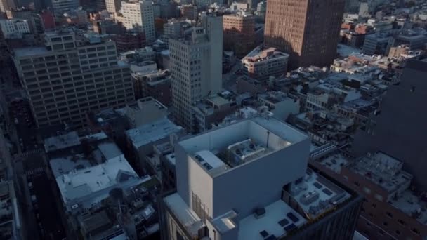 Leť nad městskou zástavbou. Nakloň se na střechu. Ploché střechy s ventilačními technologiemi. Manhattan, New York City, USA — Stock video