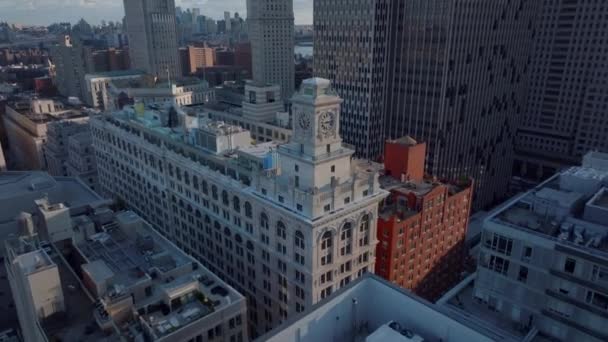 Vpřed letí na velké hodiny na střeše Clock Tower Building. Vysoké věže v pozadí. Manhattan, New York City, USA — Stock video