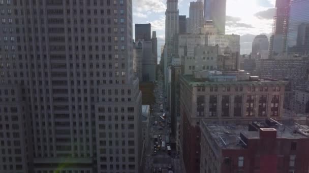 Растущий снимок высотных зданий в центре города. Высокие офисные башни вокруг городского парка. Манхэттен, Нью-Йорк, США — стоковое видео