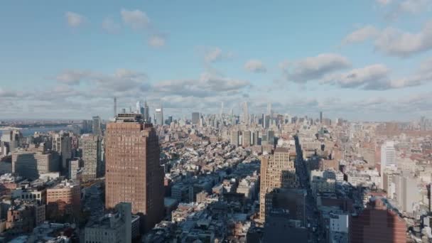 Flygfoto panoramautsikt över storstaden på solig dag. Lång rak gata bland höga hus och skyline med skyskrapor. Manhattan, New York City, USA — Stockvideo