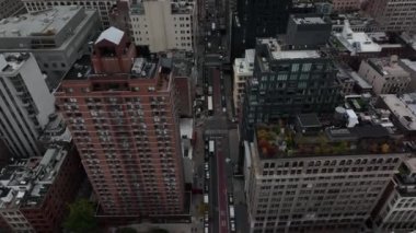 Şehirdeki sokakların üzerinden uç. Uzun kasaba gelişimi arasındaki kavşakta eğil. Manhattan, New York City, ABD