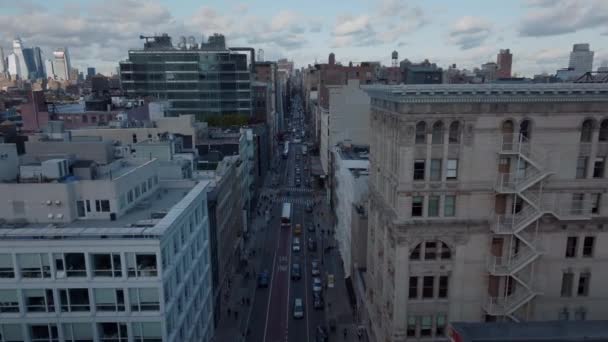 Voar acima de uma maneira Broadway rua em Lower Manhattan. Tráfego na vizinhança urbana. Manhattan, Nova Iorque, EUA — Vídeo de Stock