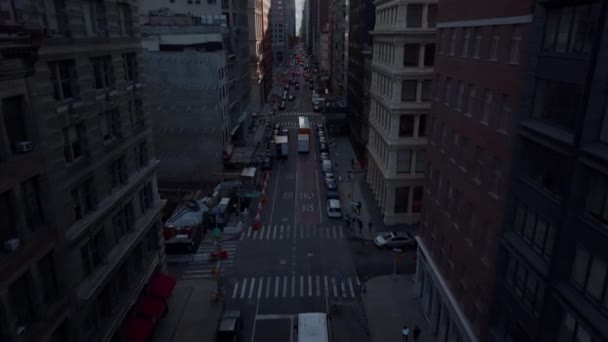 前进方向飞过街道，车辆在高楼大厦之间的单行道上行驶。美国，纽约市，曼哈顿 — 图库视频影像