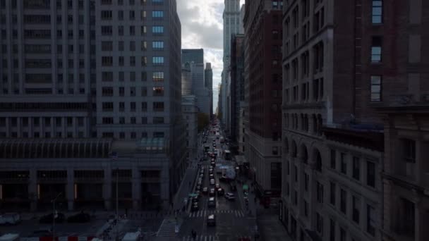 Rastreamento para a frente de carros dirigindo na rua entre edifícios altos do centro da cidade. Manhattan, Nova Iorque, EUA — Vídeo de Stock