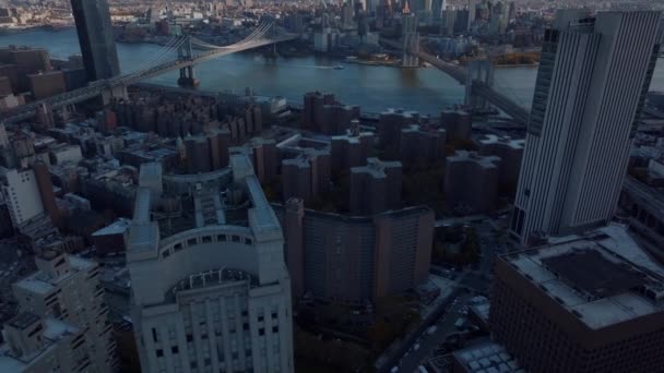 ブルックリンとマンハッタン橋の空中映像がイースト川を渡っている。高層ビルのダウンタウンの明らかに傾斜。米国ニューヨーク市マンハッタン — ストック動画