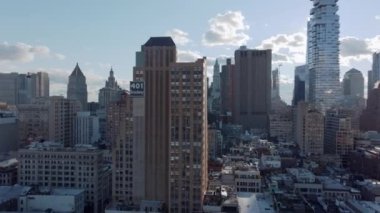 Forvetler Broadway 'in en yüksek binası 401 numarada uçuyor. Arka planda ikonik gökdelenler var. Manhattan, New York City, ABD