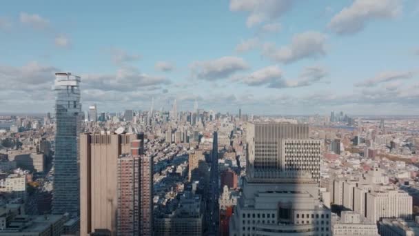 Adelante volar por encima de larga recta amplia calle Broadway que conduce al centro de la ciudad con rascacielos de oficinas modernas. Imágenes panorámicas de la gran ciudad. Manhattan, Nueva York, Estados Unidos — Vídeos de Stock