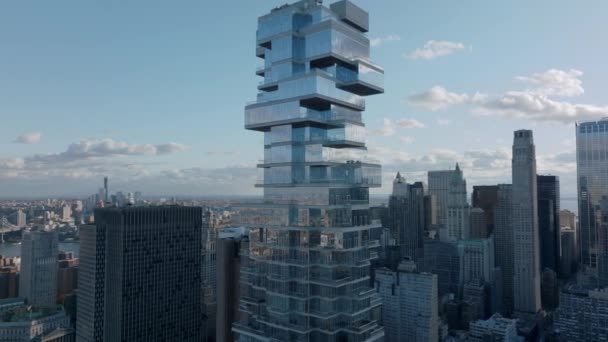 Slide i pan strzał futurystyczny nowoczesny zaprojektowany wysoki budynek biurowy. Jenga Tower ze szklaną fasadą i tarasami. Manhattan, Nowy Jork, USA — Wideo stockowe