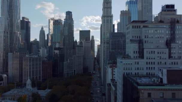 Forwardlar City Hall Parkı 'nın üzerinde uçar. Şehir merkezindeki gökdelenlerin manzarası. Yüksek ofis binaları. Manhattan, New York City, ABD — Stok video