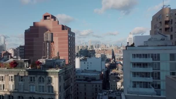 Forwards fly between multistorey apartment or office buildings in city. Revealing skyline with skyscrapers. Manhattan, New York City, USA — Stock Video