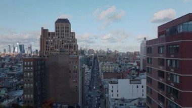 İleri uçaklar şehir merkezinin üzerinde. Gökdelenlerle gökyüzü aydınlanıyor. Uzun düz Broadway caddesi. Manhattan, New York City, ABD