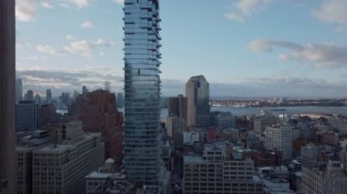 Şehirdeki iniş görüntüleri. Gökyüzünü yansıtan Jenga binasının modern cam cephesi. Manhattan, New York City, ABD