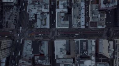 Gökyüzü kuşları tepeden aşağı caddeleri ve şehir binaları arasındaki kavşakları görüyor. Manhattan, New York City, ABD