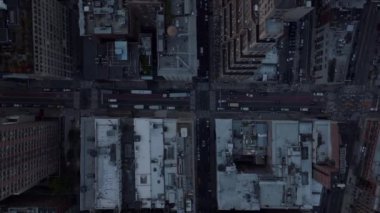 Gökyüzü kuşları tepeden aşağı şehrin caddelerindeki trafiği izliyorlar. Dikdörtgen sokak ızgarasında düzenli kavşaklar. Manhattan, New York City, ABD