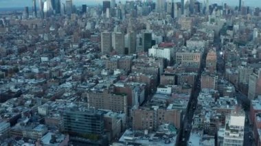 İleri, şehir gelişiminin üzerinde uçar. Şafak vakti şehir merkezindeki gökdelenlerle sabah gökdelenlerini göster. Manhattan, New York City, ABD