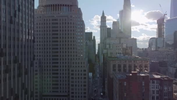 Fly between high rise buildings against sunshine. Revealing view of City hall and surrounding park. Manhattan, New York City, USA — Stock Video