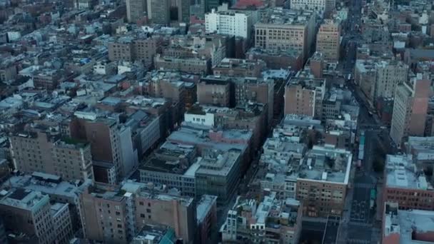 Утренние съемки развития города в воздухе. Синий цвет тонированный снимок. Манхэттен, Нью-Йорк, США — стоковое видео