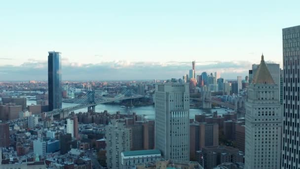 Imágenes aéreas de una gran ciudad y largos puentes de cable cruzando el río. Disparo matutino al amanecer. Manhattan, Nueva York, Estados Unidos — Vídeos de Stock