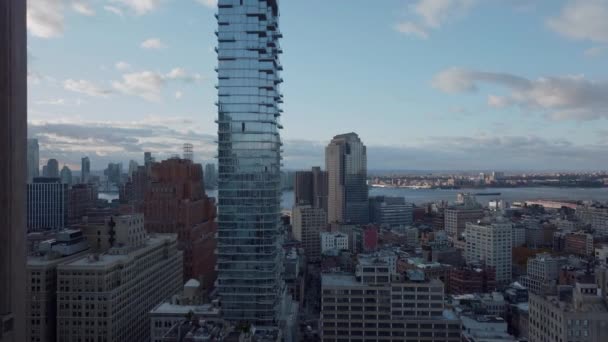 A aterrar imagens na cidade. Fachada de vidro moderna de alto edifício Jenga refletindo céu. Manhattan, Nova Iorque, EUA — Vídeo de Stock