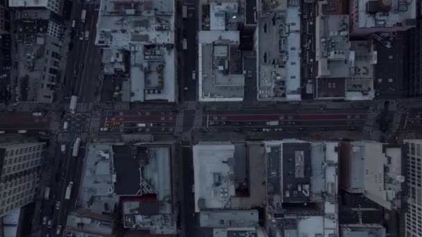 Vogelbeobachtung von oben nach unten Blick auf Straßen und Straßenkreuzungen zwischen städtischen Gebäuden. Manhattan, New York City, USA — Stockvideo