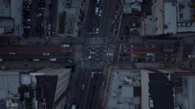 Gökkuşları tepeden aşağı yukarıdan şehrin kavşağından geçen araçların görüntülerini izliyorlar. Manhattan, New York City, ABD