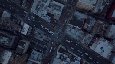 Gökyüzü kuşları tepeden aşağı şehrin sokaklarındaki trafiğin dönüşümlü görüntüsünü izliyorlar. Araçlar kavşaktan geçiyor. Manhattan, New York City, ABD
