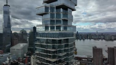 Bir Dünya Ticaret Merkezi ve diğer gökdelenlerle birlikte Jenga Kulesi 'nin etrafında yörünge çekimi yapıldı. Manhattan, New York City, ABD