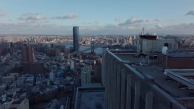 İleri, yüksek binaların etrafında uçar. Manhattan ve Brooklyn 'i birbirine bağlayan iki köprünün görüntüsü. Manhattan, New York City, ABD