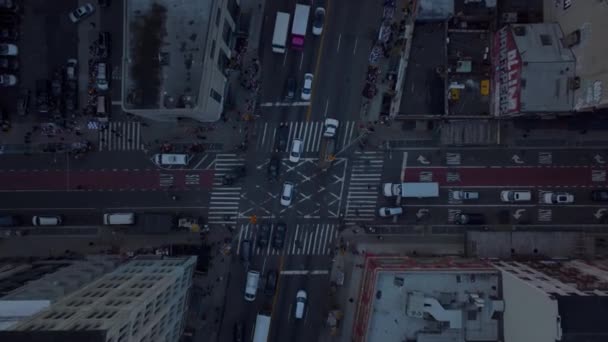 Oiseaux aériens yeux en haut vers le bas plan descendant de voitures conduisant à travers l'intersection de la route, la circulation dans les rues de la ville. Manhattan, New York, États-Unis — Video