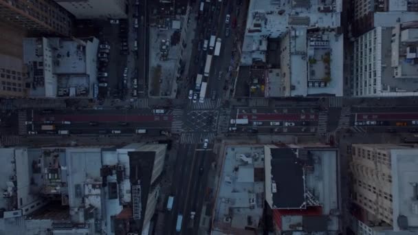 Gökyüzü kuşları şehrin caddelerindeki trafiği yukarıdan görüyor. Yol ayrımındaki trafik ışıklarında arabalar yeşile döner. Manhattan, New York City, ABD — Stok video
