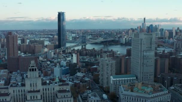 Vue aérienne descendante du paysage urbain avec le pont de Manhattan. Révéler les palais de justice. Manhattan, New York, États-Unis — Video