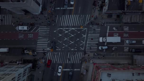 Повітряні птахи дивляться зверху вниз по сходах автомобілів, що їдуть через перехрестя, пішоходів, що перетинають вулицю на Манхеттені, Нью - Йорк, США. — стокове відео