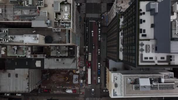 空中の鳥の目は通りのパンニング映像と背の高い建物の間の交差点の上にオーバーヘッド。車の追跡。米国ニューヨーク市マンハッタン — ストック動画